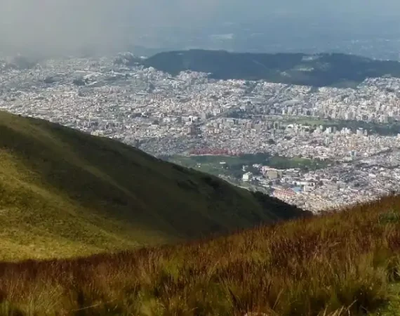 Blick über Quito von Cruz Loma aus