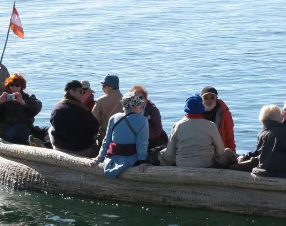Schilfboot auf dem Titicaca-See