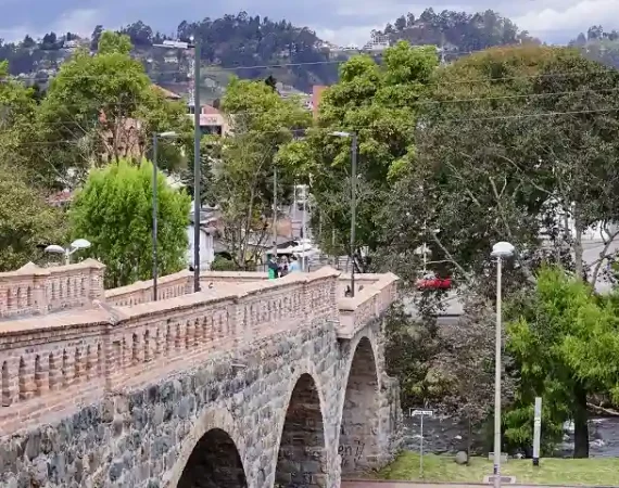 Brücke über den Fluss Tomebamba in Cuenca