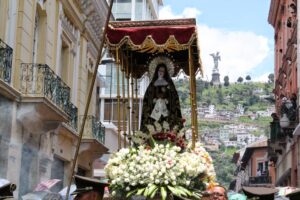 Oster-Festtage in Quito - im Hintergrund El Panecillo, Ecuador