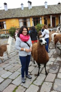Ecuador Spezialistin Sonja wird von den Lamas verabschiedet