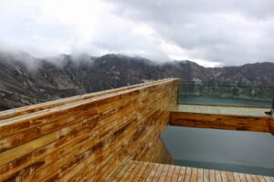 Architektonisches Highlight und Aussichtspunkt am Kratersee Quilotoa