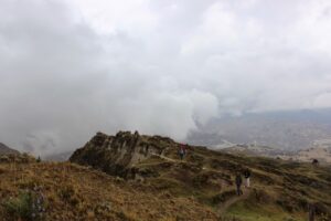 Wanderung auf dem Grat inmitten der Anden, Ecuador