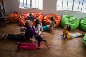 Die Kinder lernen den Sonnengruß - Yogaübungen im Refugio de los Sueños