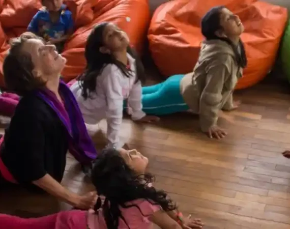 Kinder des Refugio de los Suenios üben den Yoga Sonnengruß