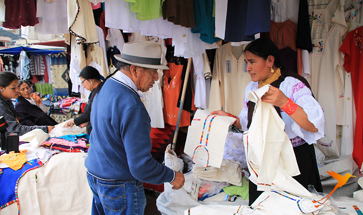 Mann beim Einkaufen auf dem Markt von Otavalo