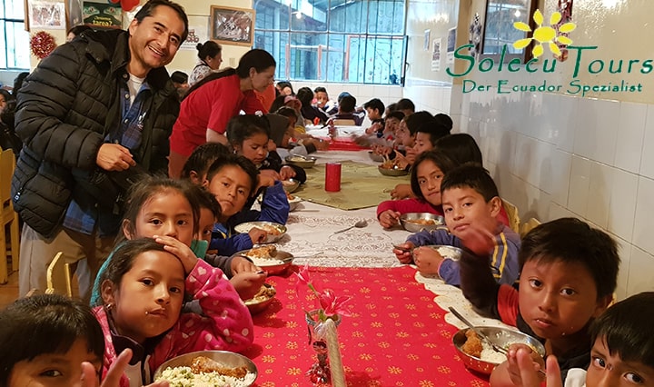 Kinder genießen ein leckeres Mittagessen zu Weihnachten mit Diego Arias