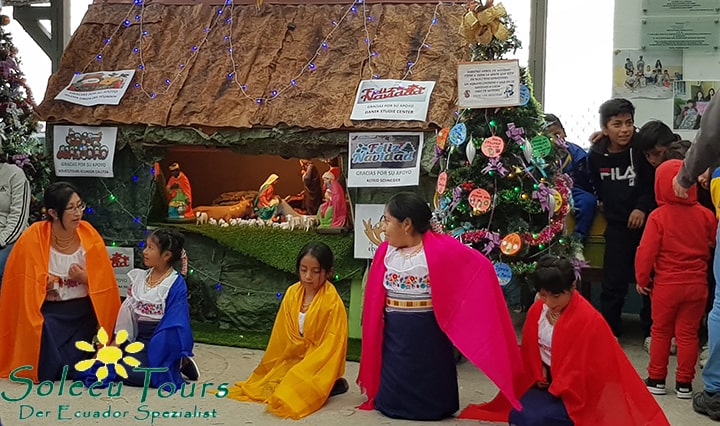 Kinder, die die Kultur von Otavalo repräsentieren