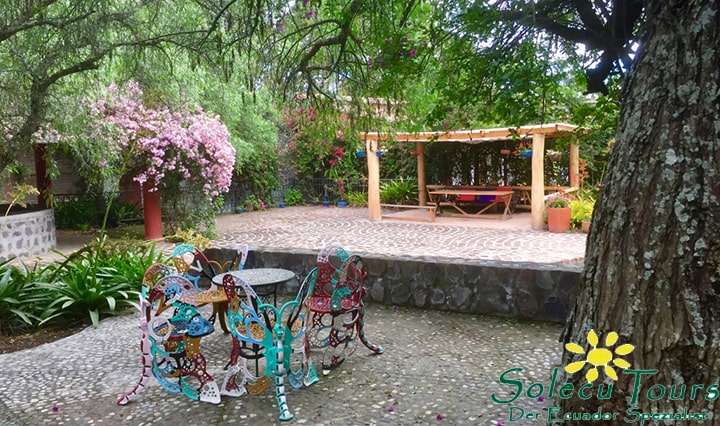 Malerischer Garten der Hosteria Pantavi