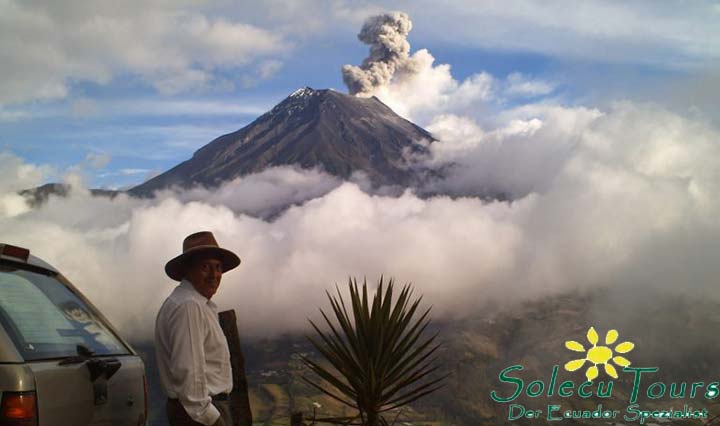 Blick auf den Vulkan Tungurahua in Baños, Ecuador