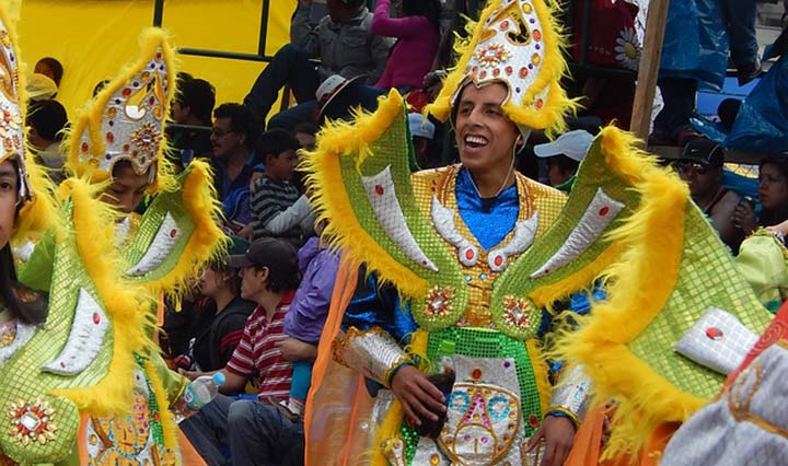 Bunte Kostüme in Cajamarca, Peru