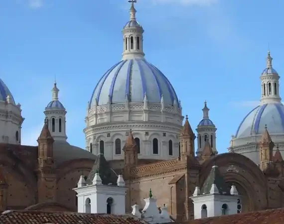 neue Basilika in der historischen Altstadt von Cuenca