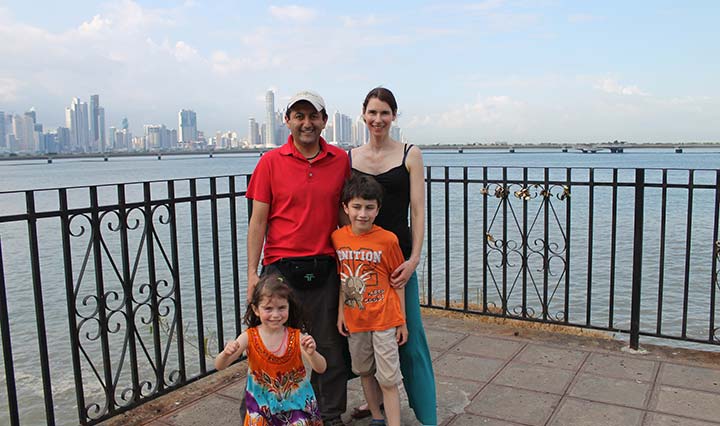 Familie auf Reisen vor der Skyline von Panama City