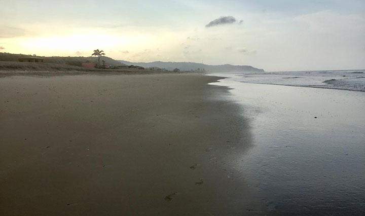 Langer Sandstrand bei Puerto Lopez