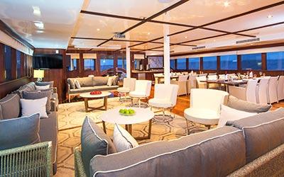 Lounge der Galapagos Yacht Odyssey
