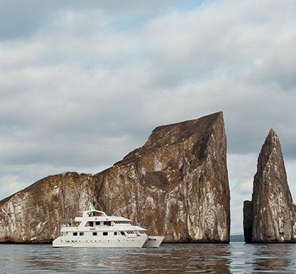Kreuzfahrtschiff Seaman Journey vor Kicker Rock auf Galapagos