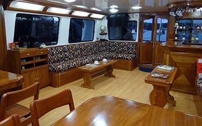 Lounge der Galapagos Yacht Angelito