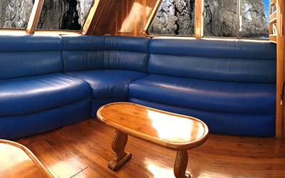 Wohnzimmer/Lounge der Galapagos Yacht Fragata