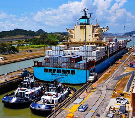 Frachtschiff auf dem Panama Kanal