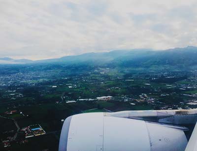 Blick auf Quito aus dem Flugzeug heraus
