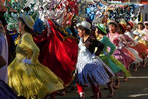Bunter Tanz auf der Fiesta La Tirana in Iquique, Chile