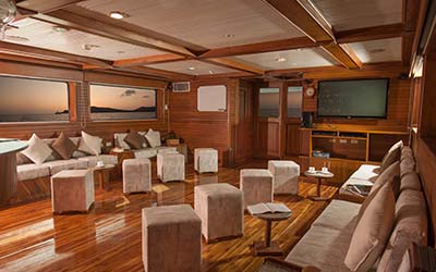 Lounge der Galapagos Yacht Galaxy