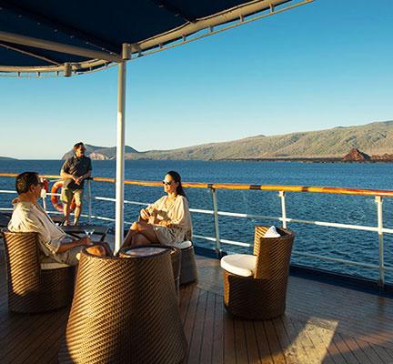 Entspannen auf dem Außenbereich der Galapagos Yacht Isabela II