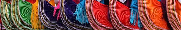 Bunte Röcke und Kostüme auf dem Mamanegra Fest in Ecuador