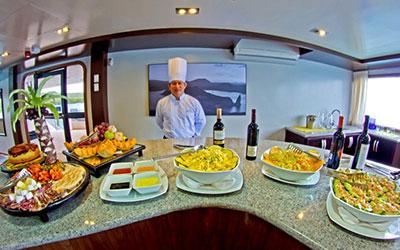 Buffet im Speisesaal der Galapagos Yacht Ocean Spray