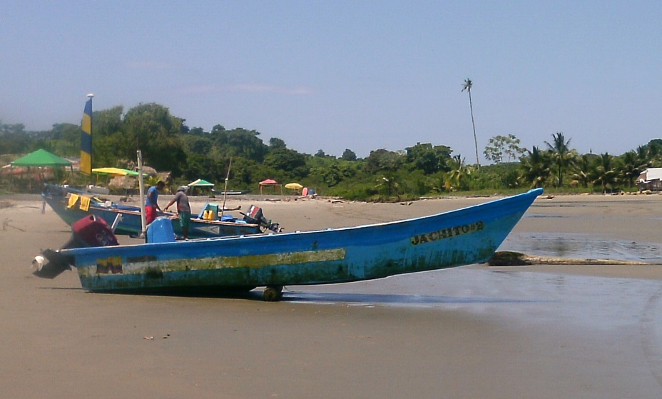 Fischerboot am Strand von Mompiche