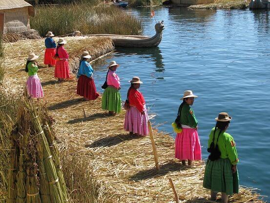 indigene Frauen auf den schwimmenden Inseln Uros im Titicaca See