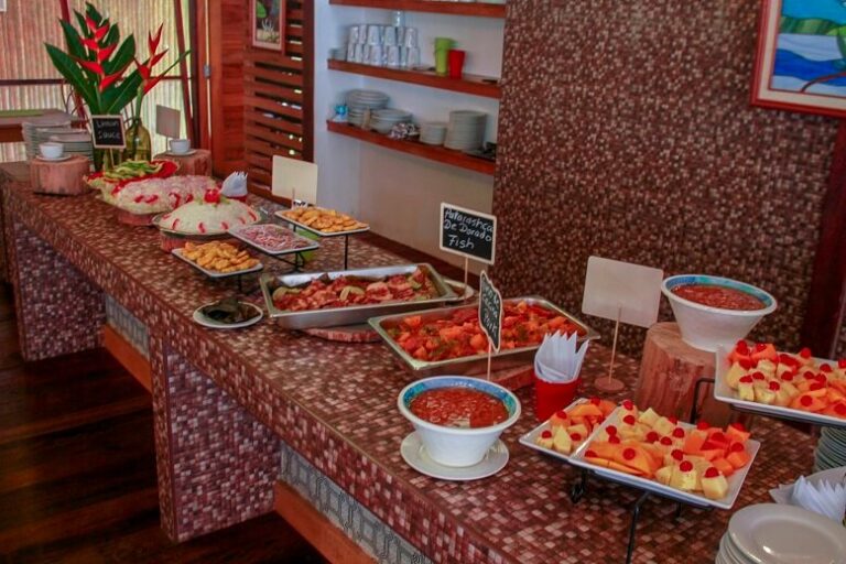 Buffet in der Heliconia Lodge