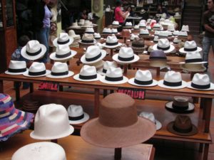 Der klassische Panama-Hut weiß mit schwarzem Band, eingedellte Form