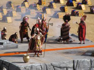 Schauspieler inszenieren das Sonnenfest der Inka