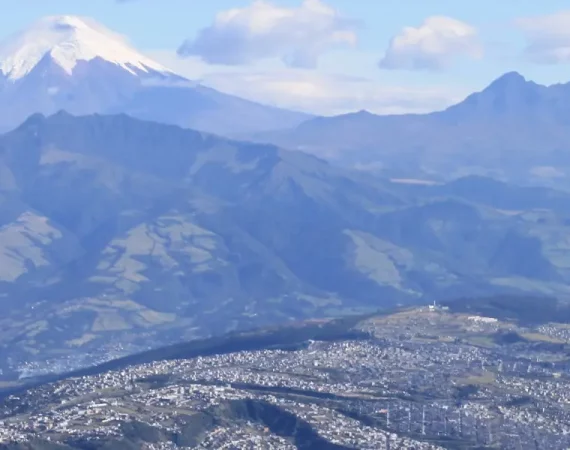Blick über Quito und Cotopaxi