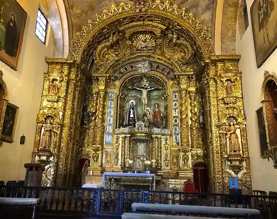 goldverzierter Innebereich einer Kirche in Quito