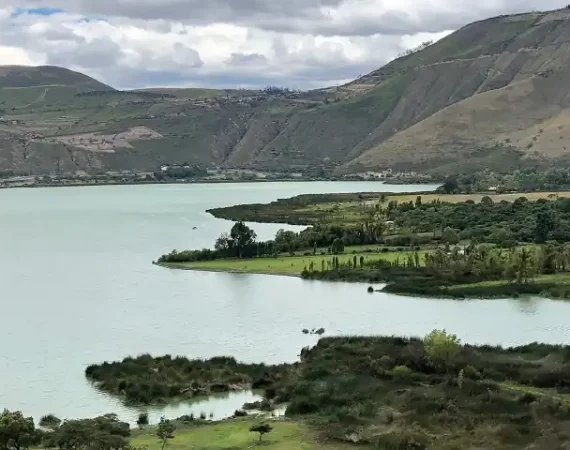 Lagune in der ecuadorianischen Provinz Imbabura
