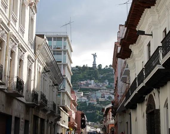 Blick auf Panecillo von der Altstadt der Kulturhauptstadt Quito aus