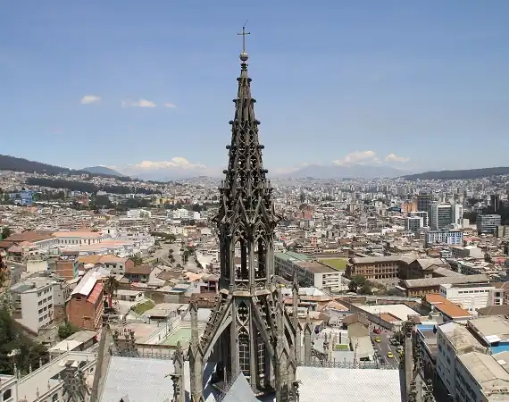 Blick von dem Turm der BAsilika auf Quito