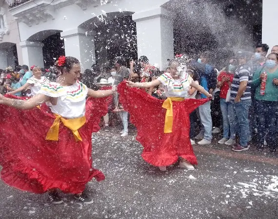 bunte Kleider zum Karneval in Quito