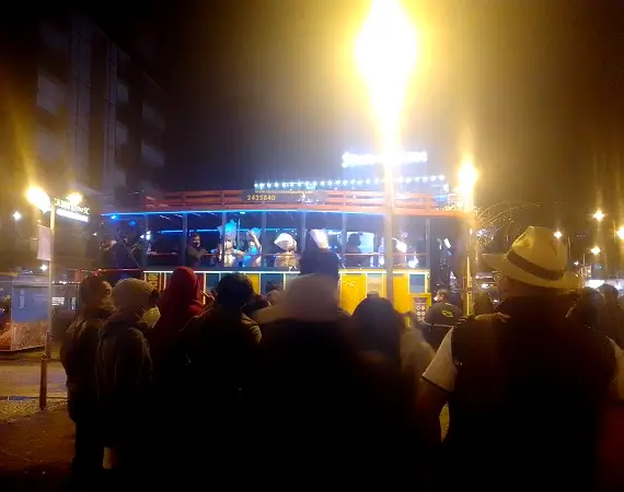 Chiva abends in der Mariscal zu Karneval