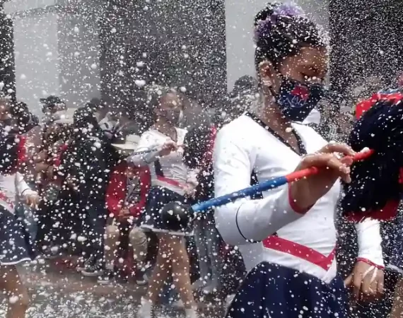 Karnevalsumzug in der Altstadt von Quito mit Schaum