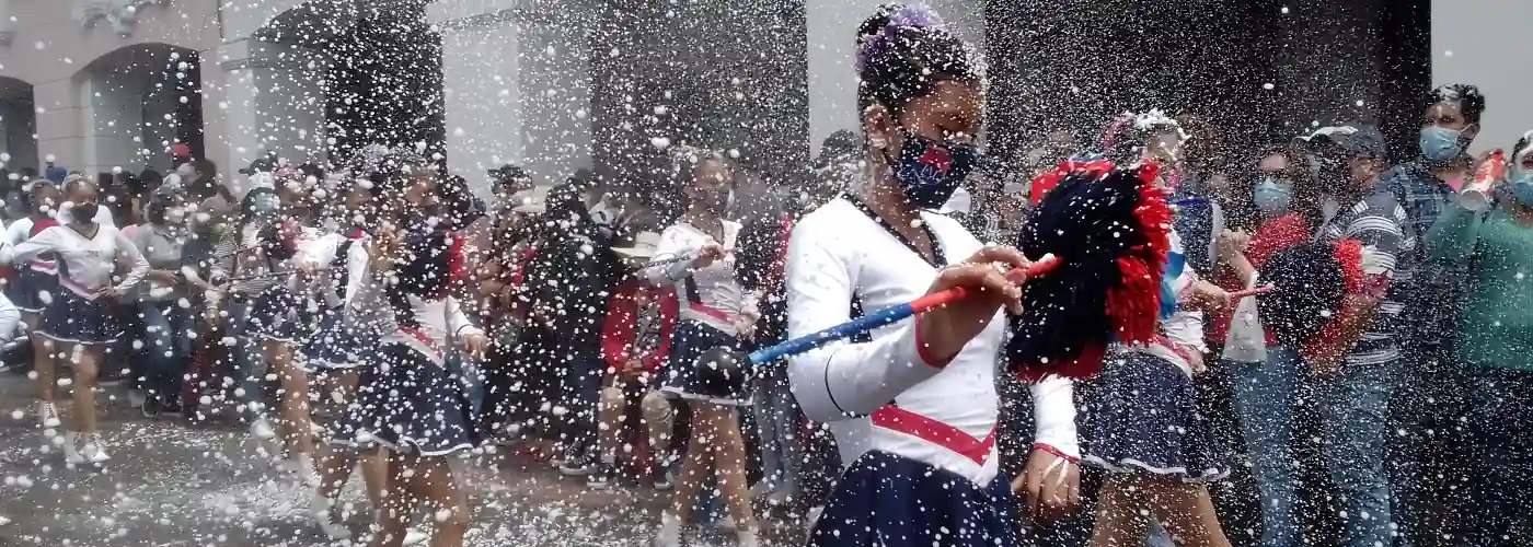 Karnevalsumzug in der Altstadt von Quito mit Schaum