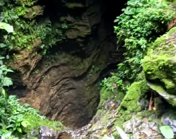 Eingang zu den Tayos Höhlen Ecuador
