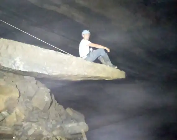 Felsplatte innerhalb der Tayos Höhle