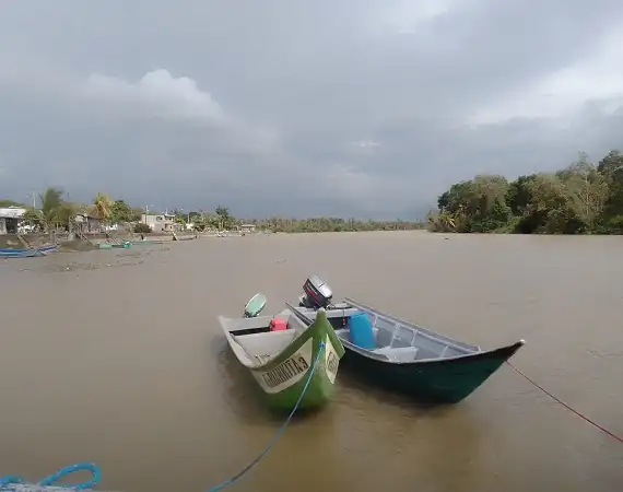 kleine Boote auf dem Fluss Santiago