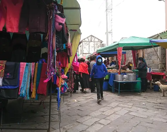 Kleidungsstände auf dem Markt von Guamote