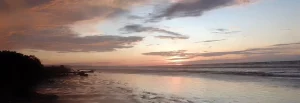 spektakulärer Sonnenuntergang über dem Pazifik in Esmeraldas