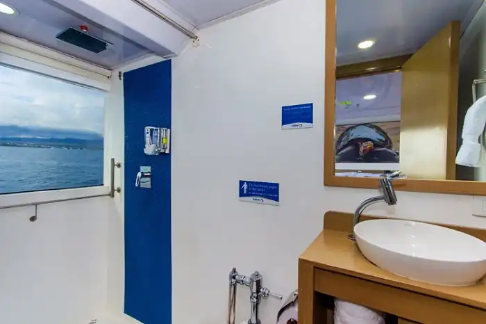 Badezimmer einer Kabine der Yacht Calipso