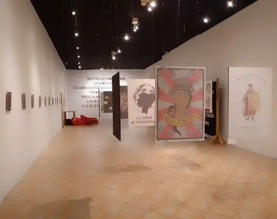 Raum mit moderner Kunst im Stadtmuseum von Quito
